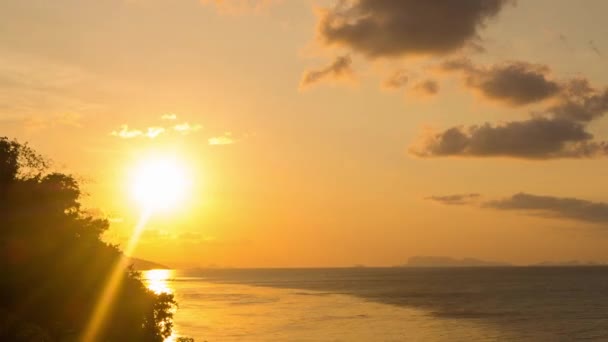 Złoty Zachód Słońca Biegania Chmur Morzu Shore Time Lapse Pod — Wideo stockowe