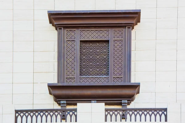 Арабський Орнамент по віконці на стіні — стокове фото