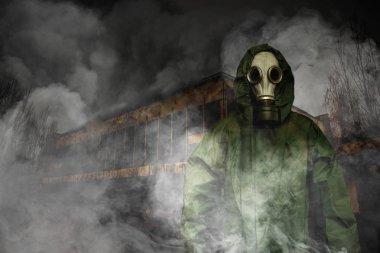 Ab önünde kimyasal koruma için gaz maskesi ve pelerin adam