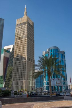 Al Asmakh Kulesi (İbq Kulesi) mavi gökyüzü arka plan gökdelen