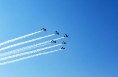 Hava gösterisinde altı uçak. Akrobasi Uçan Ekran