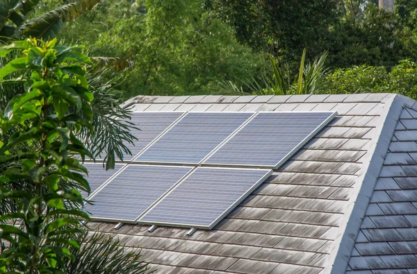 Sonnenkollektoren auf Hausdach installiert und im Einsatz — Stockfoto