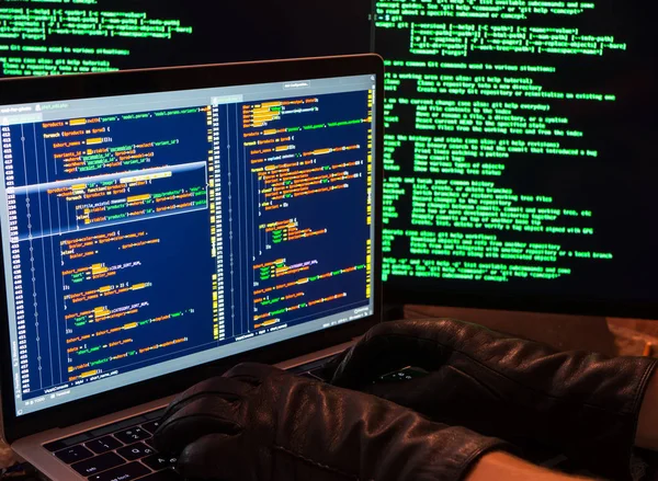 Hacking der Datenbank mit Admin-Zugriff. Seitenansicht von Hackerhänden in Handschuhen, die bösartigen Code eingeben. Passwortdiebstahl Hacking Firewall-Konzept — Stockfoto