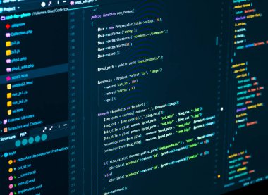 Yazılım kaynak kodu. Programlama kodu. Bilgisayar ekranında css ve php kodunun bölünmesi, yakın çekim