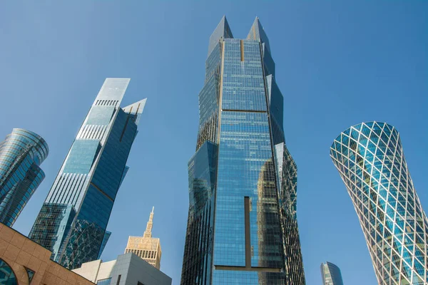 Pohled na moderní mrakodrapy se skleněnými fasády finančního a obchodního centra v Dauhá, Kataru — Stock fotografie