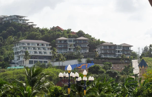 Moderno resort en la ladera de la selva tropical. Hotel tropical — Foto de Stock