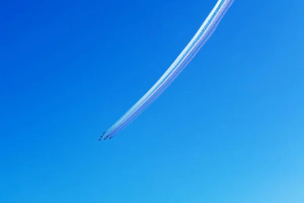 Airshow in blue sky over Qatar — Stock Photo, Image