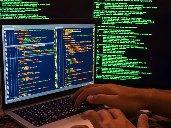 Concepto de delito informático, pirata informático que viola el sistema seguro utilizando código malicioso o programa de virus — Foto de Stock