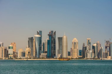 Gökdelenler ile modern Doha şehir siluetinin kentsel manzara
