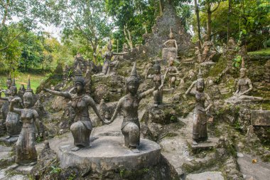 Buddha Magic Garden veya Secret Buddha Garden'daki Tanrılar Heykeli Amfitiyatrosu. Koh Samui adası, Tayland