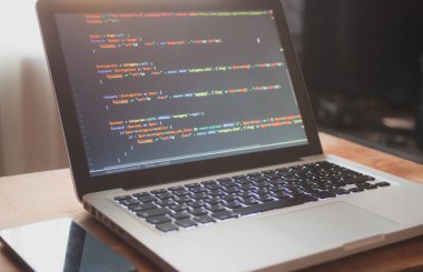 Dizüstü bilgisayarda bilgisayar kodu (web geliştirme)