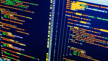 Ekranda php kodlama satırları. Koyu mavi arka planda turuncu kod. Web geliştirme