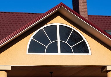 Segmentli yarım daire pencere, yakın