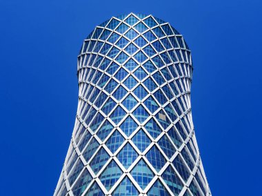 Finansal başarı kavramı. Copyspace (Qipco Kulesi, Tornado Kulesi) ile mavi arka plan modern gökdelen)