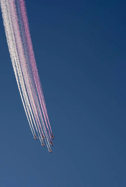 Gli aerei mostrano bandiera del Qatar durante il airshow — Foto Stock