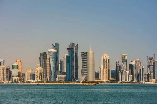 Paisagem urbana do horizonte moderno da cidade de Doha com arranha-céus — Fotografia de Stock