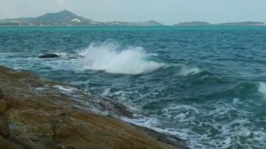 Dalgalar Samui Lad Koh bakış açısı, Tayland, yakın çekim de kayaların çökmesini