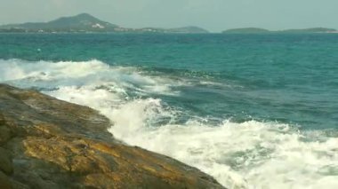 Dalgalar Güneşli bir günde Samui Lad Koh bakış açısı, Tayland, kayaların çökmesini