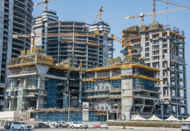 Sarı vinçler ve İskeleler ile yüksek katlı binalar