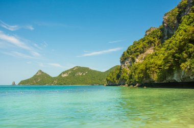 Kayalıklar ve berrak su Angthong Milli Deniz Parkı ile güzel tropikal adalar