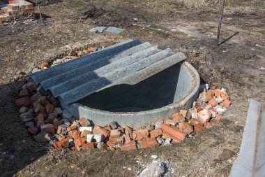 Kanalizasyon tankı delik kurulum açık havada, beton septik