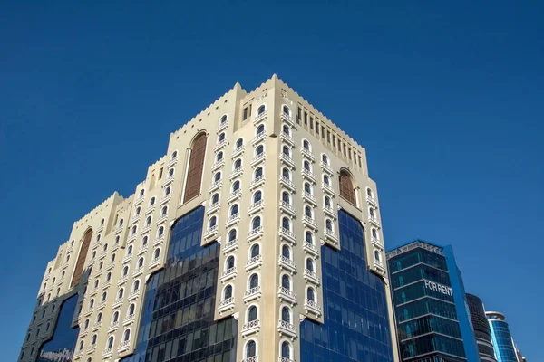 Beau bâtiment arabe avec fenêtres en stuc — Photo