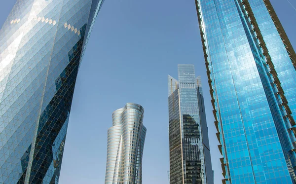 Pohled na moderní mrakodrapy se skleněnými fasády finanční — Stock fotografie