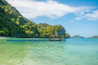 Uzun kuyruklu tekne ile Angthong ada kıyı şeridi demirledi