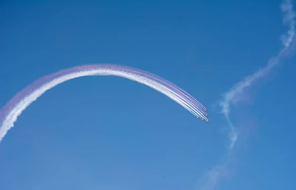 Airshow desempenho da aeronave com fumaça colorida — Fotografia de Stock