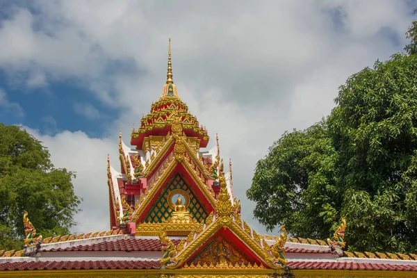 Raíz dorada del templo de Wat Sumret, Tailandia — Foto de Stock