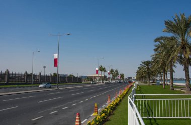 Doha şehir, Katar kentinde palmiye ağaçları ile sokak ile Yol