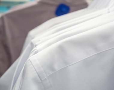 Klasik iş gömlekleri kavramı. Askıda erkek gömlekleri, yakın çekim