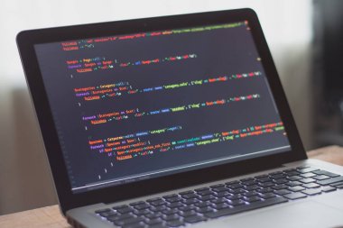Dizüstü bilgisayarda bilgisayar kodu (web geliştirme)