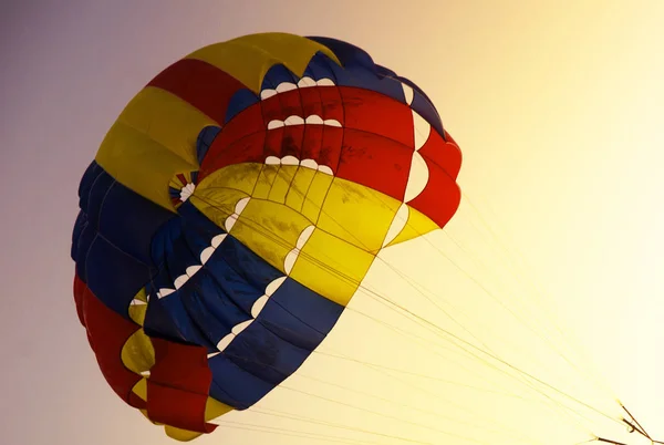 Fallskärm, parasailing, extrema sporter på solnedgången — Stockfoto