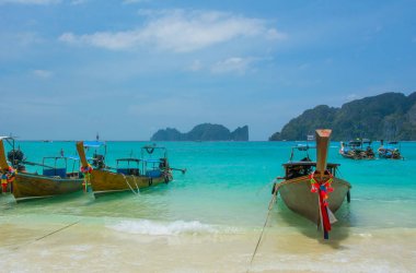 Adada uzun masal taksi tekneleri ile Plaj