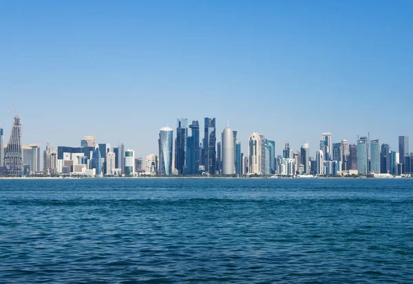 O horizonte de Doha com arranha-céus e beira-mar. Conceito de finanças mundo de luxo — Fotografia de Stock