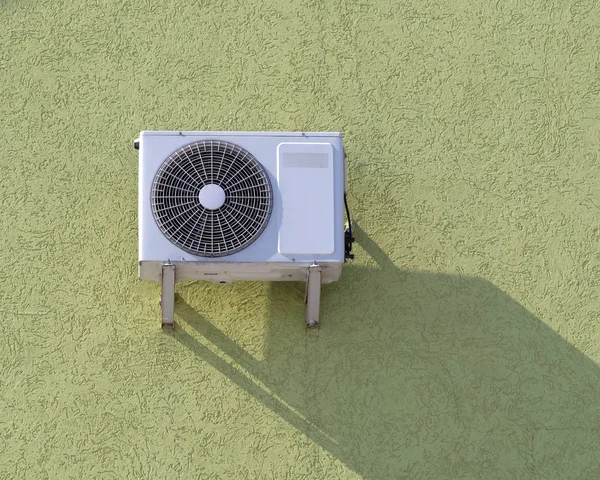 Aire acondicionado moderno al aire libre en la pared a la luz del sol — Foto de Stock