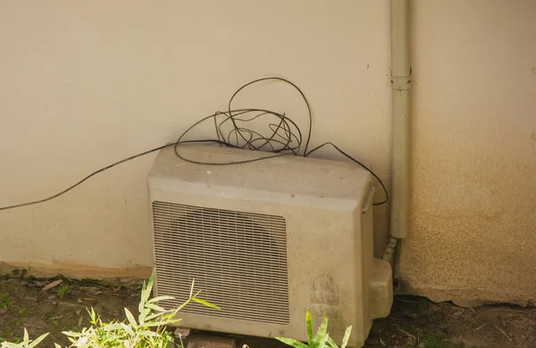 Eski metal dış monte klima ünitesi bakım ihtiyacı yerde kalan