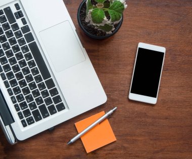 Boş siyah ekranlı akıllı telefon ve dizüstü bilgisayar klavyesinin bir parçası o
