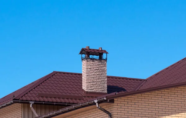 Chimenea moderna en el techo de la mansión a la luz del sol . —  Fotos de Stock