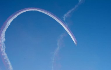 Airshow uçak performans gösterisi