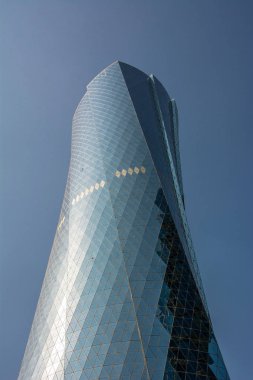 Al Bidda Kulesi vurgulamak etkisi ve kopyalama alanı ile mavi arka plan üzerinde. Finansal kavram