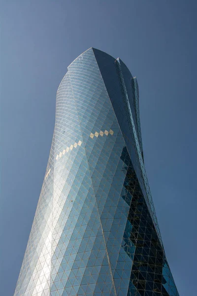 Věž Al Bidda na modrém pozadí s efektem zvýraznění a prostorem pro kopírování. Finanční koncepce — Stock fotografie