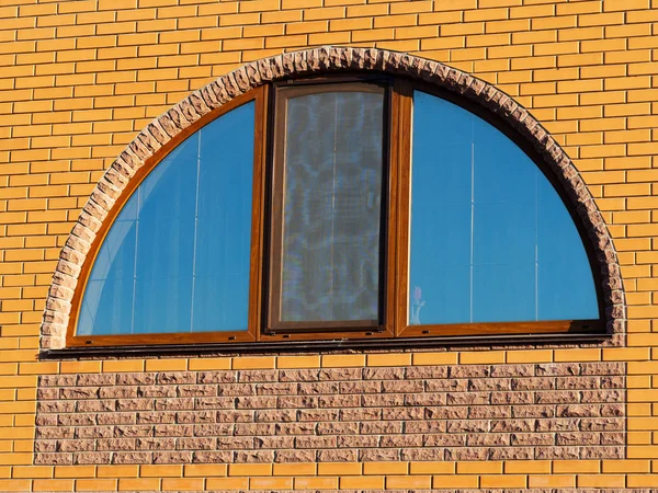 Tuğla duvarda yarım yuvarlak geniş pencere kapatın — Stok fotoğraf