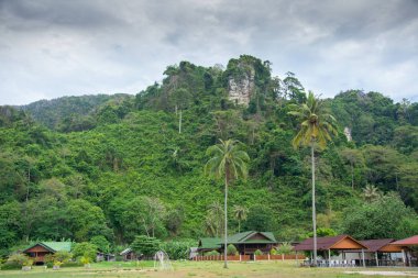 Tayland calcareous dağ altında Köy