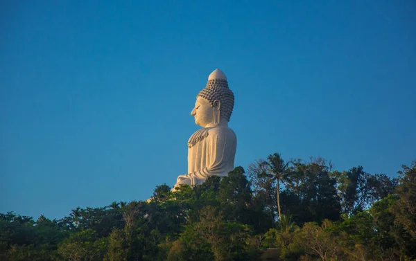 큰 부처님, 맑은 푸른 하늘 위에 푸켓 — 스톡 사진
