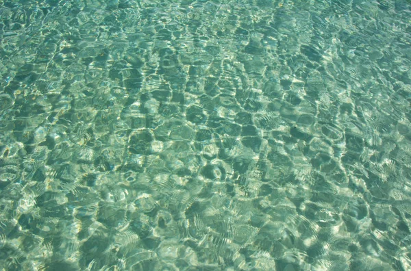 Fundo de água azul claro, superfície do mar — Fotografia de Stock