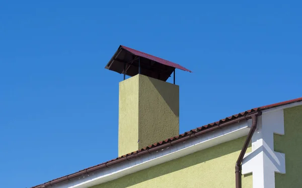 Chimenea en el techo a la luz del sol. Primer plano —  Fotos de Stock