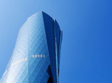 Al Bidda Kulesi kopya alanı ile mavi arka plan üzerinde