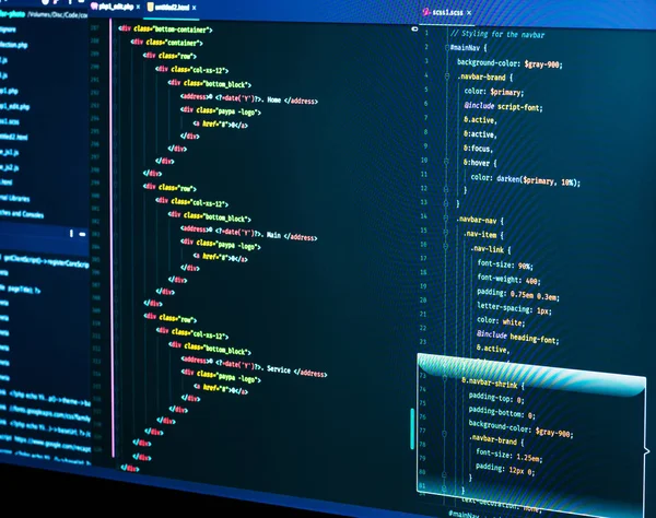 Monitör ekranında kodlar. Html biçimlendirme dili yakın çekim. Progr